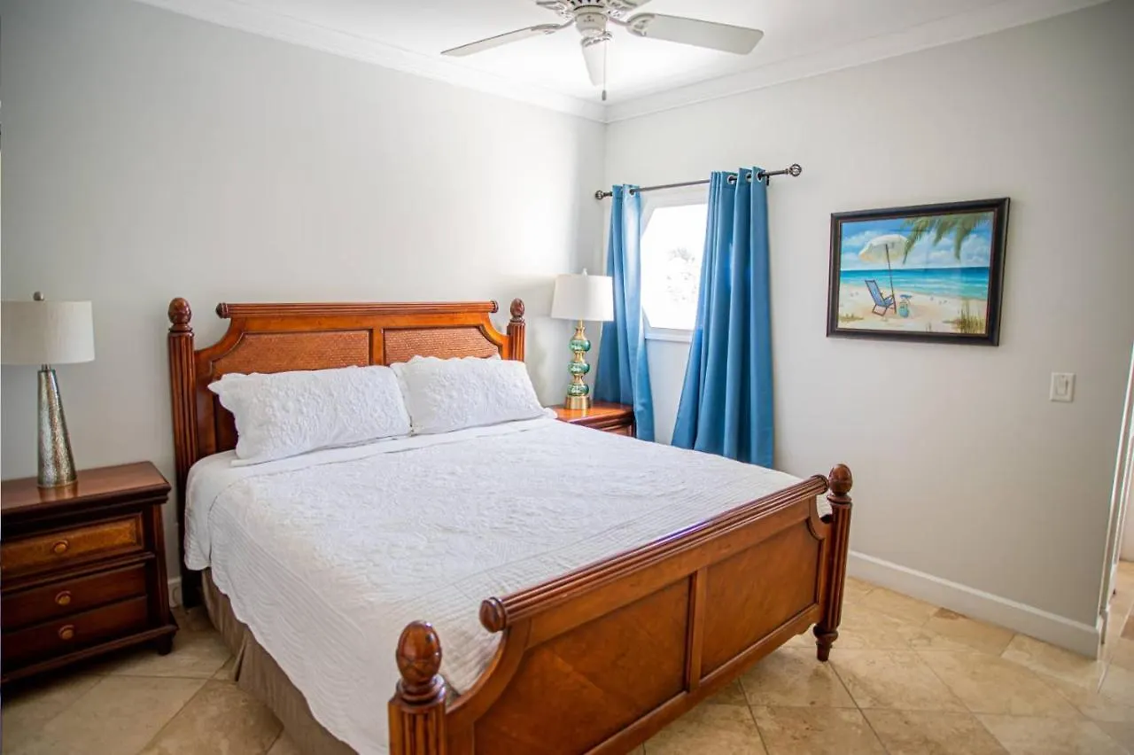 Apartahotel Villa Renaissance Unit 205 Grace Bay Beach