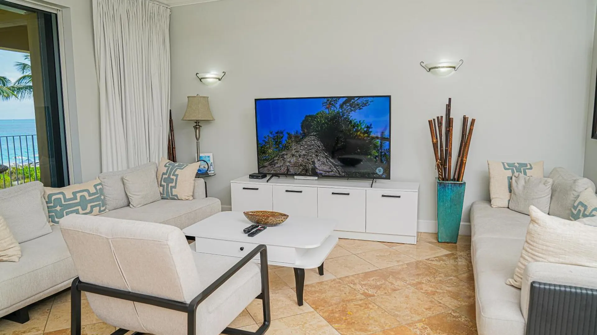 Aparthotel Villa Renaissance Unit 205 Grace Bay Beach